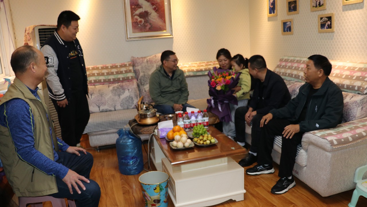 市,供水集,團,走訪,慰問,亞運,會冠,軍武,翠翠, . 市供水集團:走訪慰問亞運會冠軍武翠翠